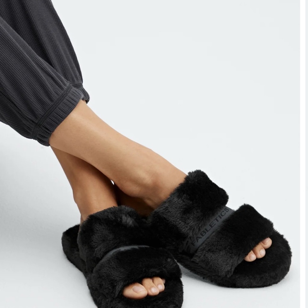 NEW FABLETICS Cozy Black Faux Fur Slides Sandals Size 10 - Picture 2 of 10